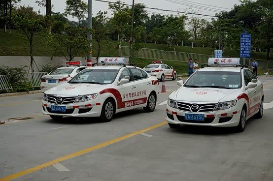 刚买了车想开车上成都.但是成.问:新手驾照没满一年.