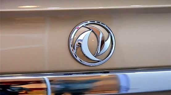 第二年,"双飞燕"标识确定为"风神"标.2009年"东风风神"品牌自豪降生.