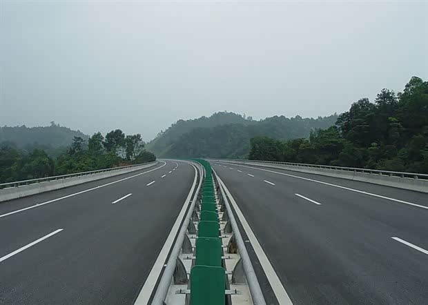 高速六大行车诀窍停车提前警示避免追尾