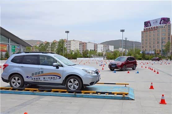 场地试驾,极限考验车辆灵活的操控性能.