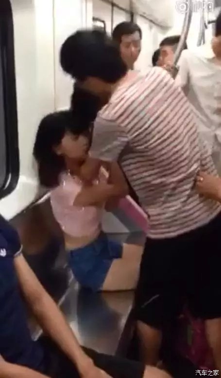 地铁内大妈当众强扒小姑娘衣服让人无语